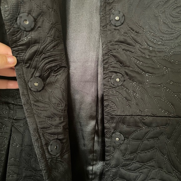 Embossed Rose Patterned Long Jacket - Picture 3 of 5